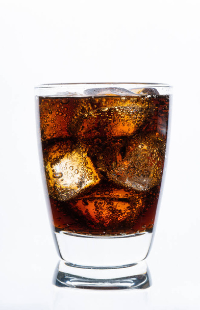 Bebida fría, soda con hielo, vaso de cola para bebida caliente y de verano aislada sobre fondo blanco
 - Foto, Imagen