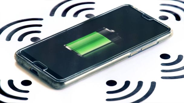 carregador de telefone wi-fi horizontal com símbolos sem fio e fundo ícone da bateria
 - Foto, Imagem