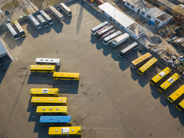 vista aérea de autobuses urbanos en el estacionamiento de Kiev
 - Foto, Imagen