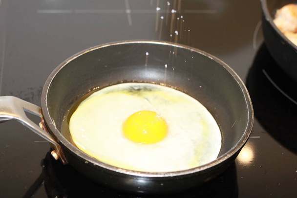 cuocere un uovo fritto in una padella
 - Foto, immagini