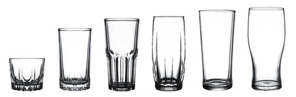 Un conjunto de vasos de vidrio de diferentes formas y tamaños. Aislado sobre fondo blanco
 - Foto, imagen