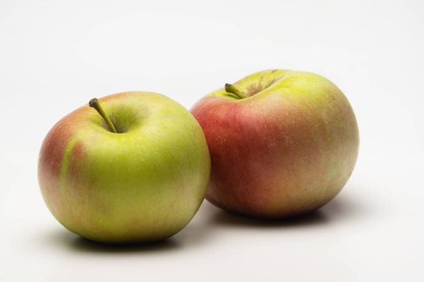 Une pomme mûre prise de côté sur un fond blanc
 - Photo, image