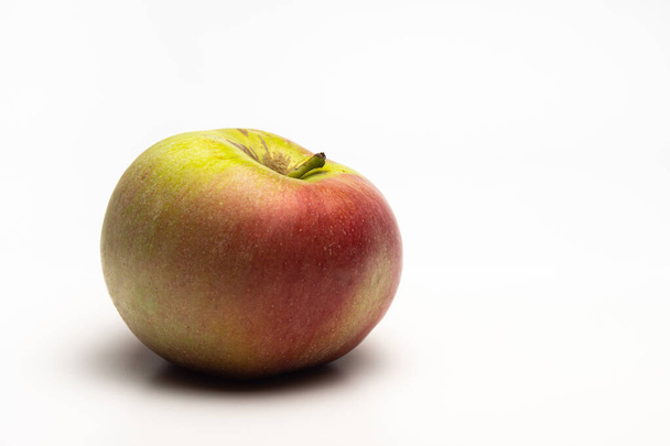 A ripe Apple shot from the side on a white background - Foto, afbeelding