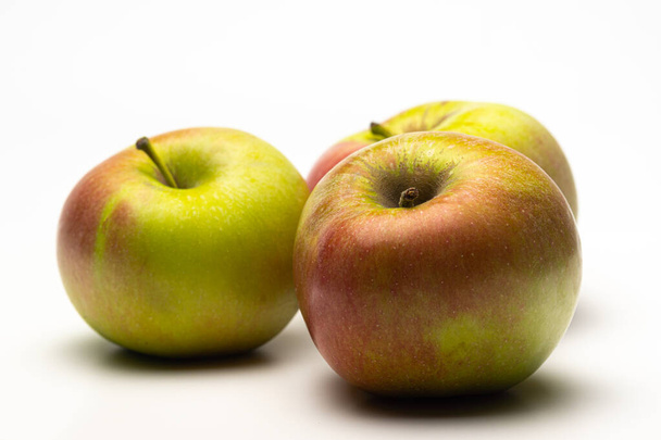 A ripe Apple shot from the side on a white background - Foto, immagini