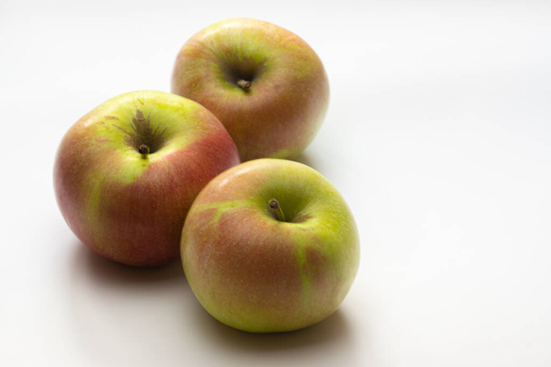 A ripe Apple shot from above on a white background - Foto, afbeelding
