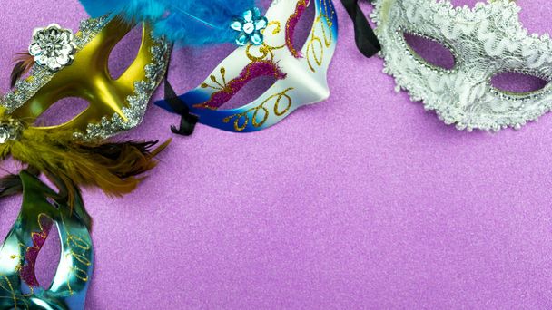 Una festiva, hermosa mardi gras o máscara de carnaval sobre un hermoso fondo de papel colorido - Foto, Imagen