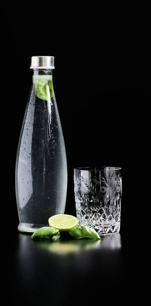 Agua dulce y saludable con jugo de limón recién exprimido y albahaca fresca
 - Foto, imagen