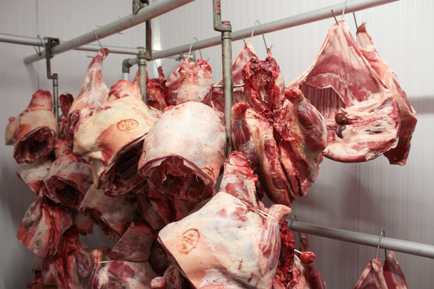vlees opknoping in slagers - Foto, afbeelding