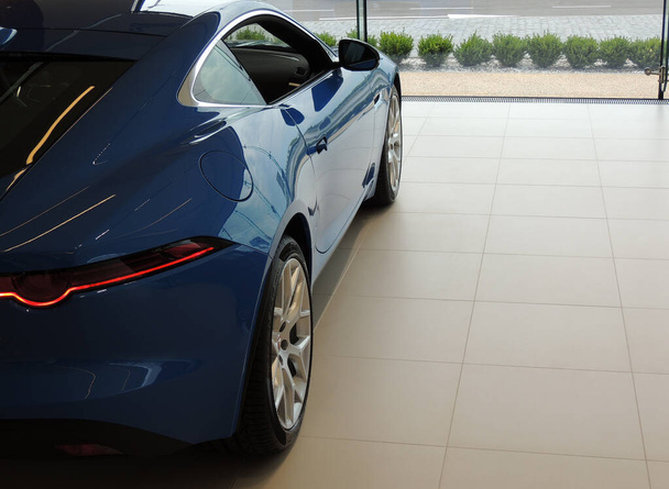 Nuevo vehículo azul en una sala de exposición de coches tienda
  - Foto, Imagen