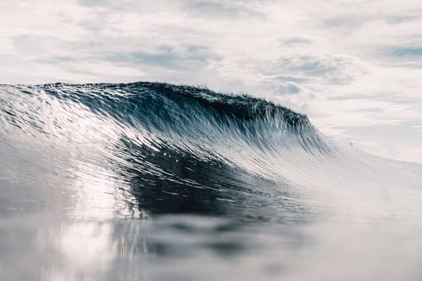 Tökéletes hordóhullám az óceánban. Megtörő hullám napfénnyel - Fotó, kép