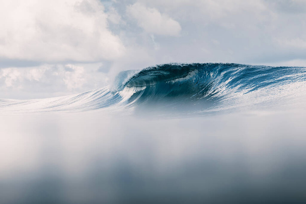 Ідеальна стовбурна хвиля в океані. Розбиття хвилі сонячним світлом
 - Фото, зображення