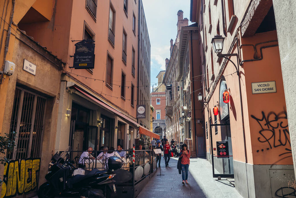 Restaurant on Giudei Street street in historic part of Bologna city - Zdjęcie, obraz