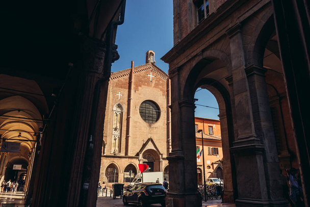 Βασιλική του San Giacomo Maggiore στο ιστορικό μέρος της πόλης της Μπολόνια, θέα από την οδό Zamboni - Φωτογραφία, εικόνα