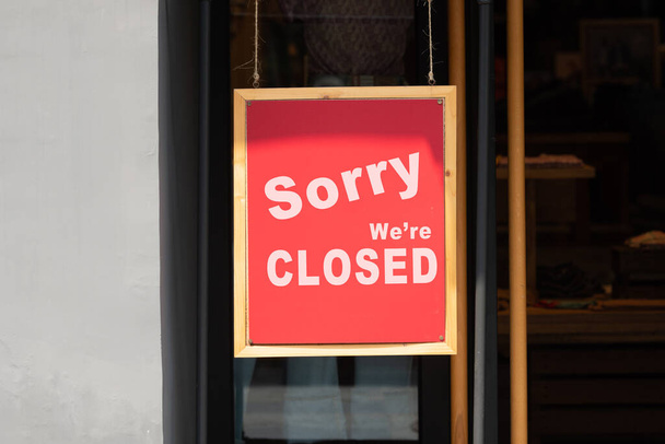 συγνώμη είμαστε κλειστά πινακίδα κρέμεται έξω από ένα εστιατόριο, κατάστημα, γραφείο ή άλλο - Φωτογραφία, εικόνα