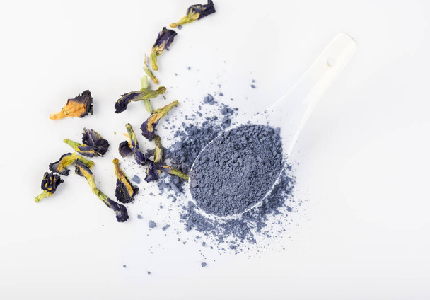 Pó de chá azul matcha em um fundo branco. Leste chá fortalecimento para a saúde e perda de peso
. - Foto, Imagem