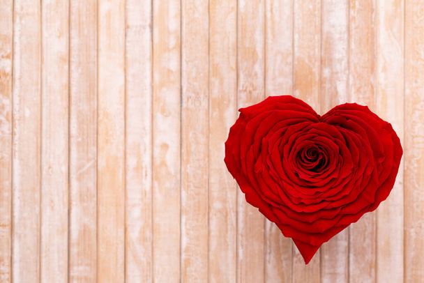 Valentines den pozadí s červenou růží srdce. Velké karty. - Fotografie, Obrázek