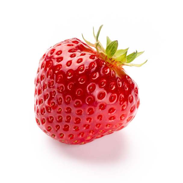 Geïsoleerde aardbei. Enkel aardbeienfruit geïsoleerd op witte achtergrond, met knippad - Afbeelding - Foto, afbeelding