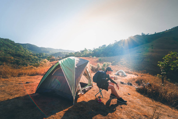 wanderlust e relaxar na natureza com caminhante homem camping no topo da montanha na primavera e temporada de verão - Foto, Imagem