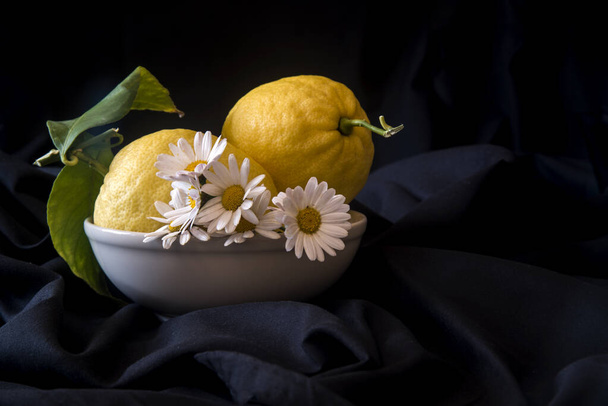 naturaleza muerta con vidrio, limones y cuencos
 - Foto, imagen