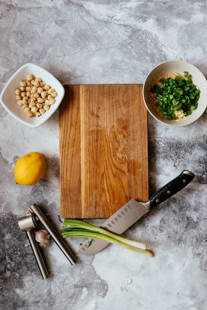 ingredience na výrobu těstovin hummus z cizrny a citrony na pozadí kuchyňského stolu - Fotografie, Obrázek