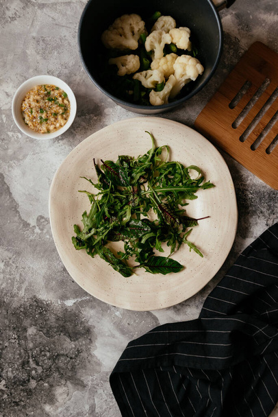キッチンテーブルの上のソースと新鮮な緑のサラダ背景  - 写真・画像