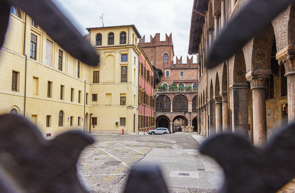 Verona, Italien, 27. September 2015: Die Architektur der Altstadt von Verona in Italien. Die Via delle Fogge. - Foto, Bild