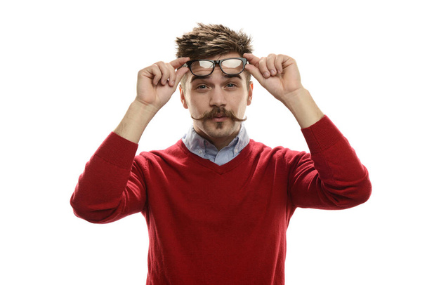 Jeune gars drôle tenant ses lunettes isolées sur un fond blanc
 - Photo, image
