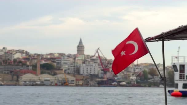 βάρκα με τουρκική σημαία πνέει στον άνεμο - Πλάνα, βίντεο