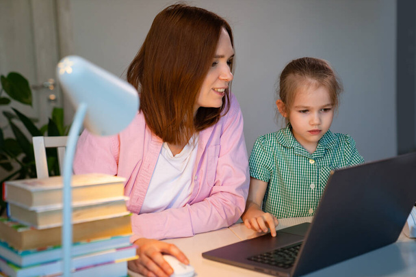 mom and little daughter lessons, distance learning - Foto, Imagen