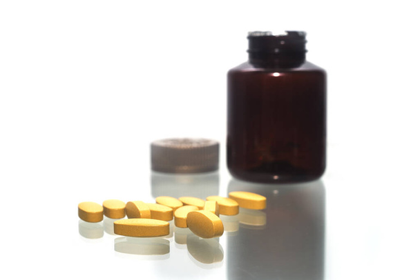 Tabletki witaminy C rozlane otwarty pojemnik - Zdjęcie, obraz