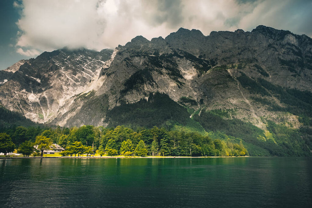 Steile Klippen und türkisfarbenes Wasser des Königssees in den bayerischen Alpen - Foto, Bild