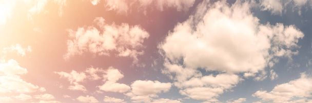 Gyönyörű táj kék felhős ég meleg napsütéses tónusokkal. A meleg és lágy napfény megvilágítja az eget. Ultra-széles panorámás természeti háttér. - Fotó, kép