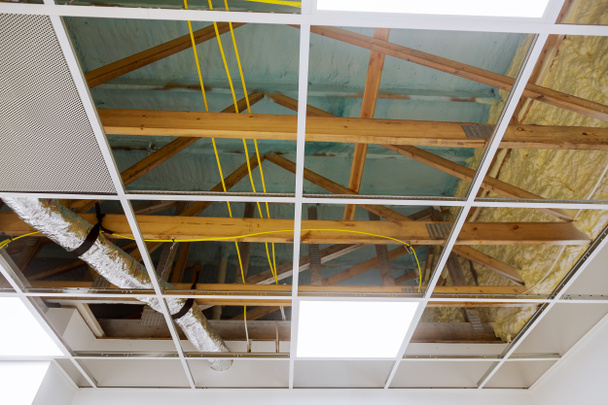 Μεταλλικό πλαίσιο των ανεσταλμένων οροφών καθιστώντας ψευδή την οροφή του γραφείου. - Φωτογραφία, εικόνα