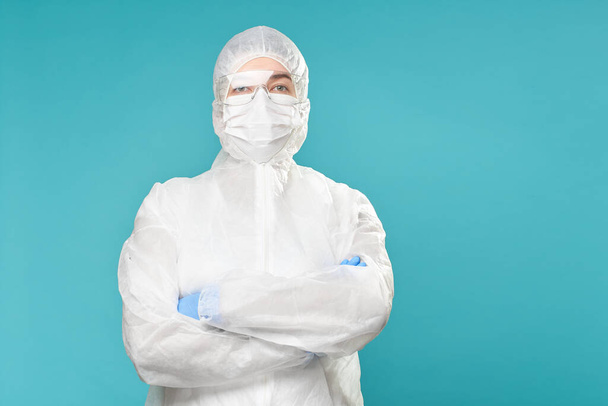Man in protective suit, medical mask, goggles with arms crossed. - Foto, Imagem