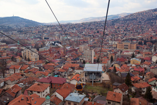 Сараєво, Боснія і Герцеговина - 27 лютого 2019: Кабельний автомобіль - Фото, зображення
