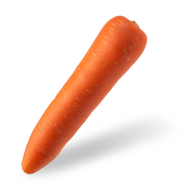 Zanahorias frescas aisladas sobre fondo blanco. Primer plano de zanahorias con camino de recorte
. - Foto, imagen