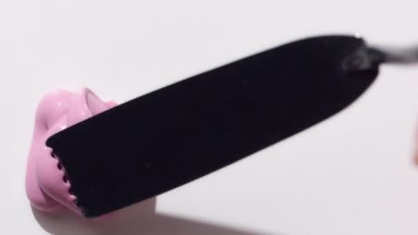 folyékony pír krémes pirosító csepp elmosódott rozsdamentes acél spatula - Felvétel, videó