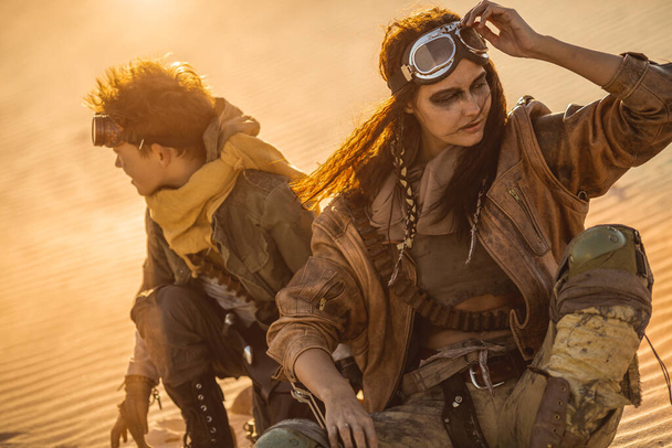 Post apocalyptic Woman and Boy Outdoors in a Wasteland - Foto, immagini