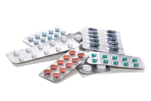 Bandes multiples de comprimés comprimés, caplets, capsules. Médicaments pour diverses maladies sur fond blanc
 - Photo, image