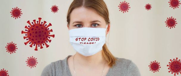 niña en una máscara protectora con la inscripción "stop covid, please" / poster
 - Foto, Imagen