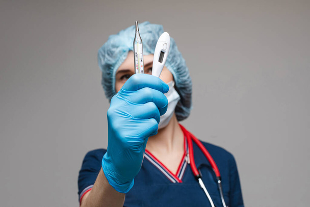 Porträt einer Ärztin in medizinischer Kleidung mit Phonendoskop um den Hals hält mehrere Reagenzgläser, Bild isoliert auf weißem Hintergrund - Foto, Bild