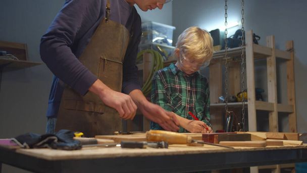Dad teaches son to use work tools - Photo, Image