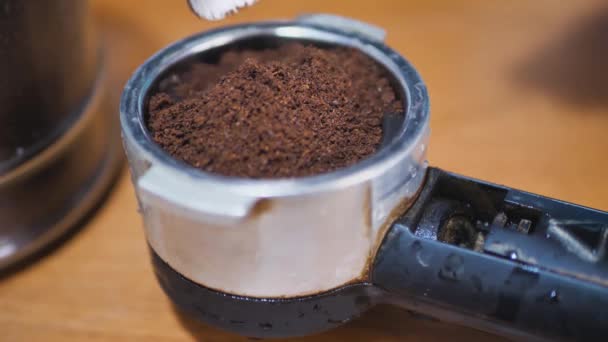 Het proces van het maken van koffie, het ophalen van koffie, tamping koffie beeldmateriaal video 4k - Video