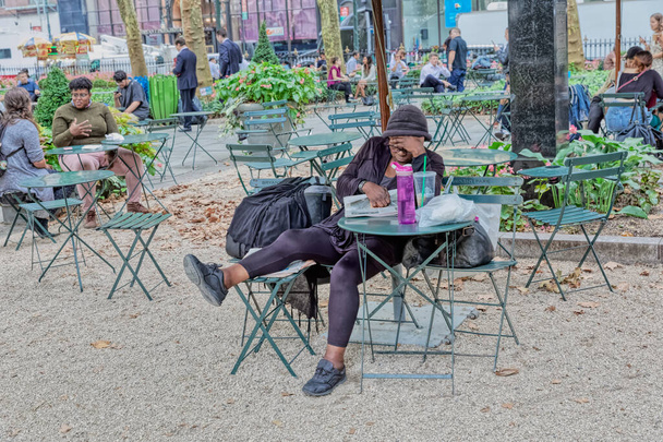 The woman is asleep in Bryant Park, New York - Zdjęcie, obraz