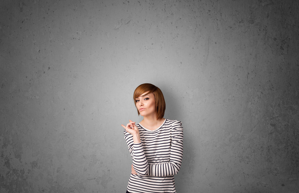 Mujer joven haciendo gestos con espacio de copia
 - Foto, Imagen