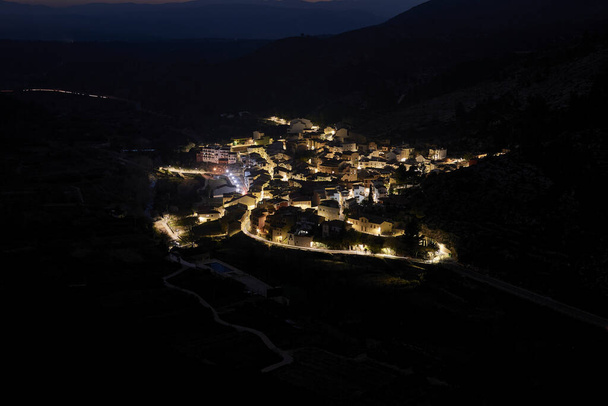 Horská vesnice shora, noční fotografie, světelné stezky, dlouhá expozice, hory a silnice - Fotografie, Obrázek