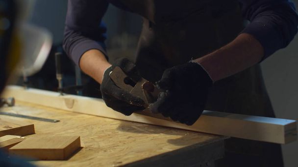 Un carpintero usa una cepilladora. Primer plano
 - Foto, Imagen