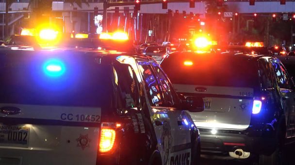 Полоса Лас-Вегаса ночью - полицейские машины дежурят
 - Фото, изображение