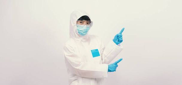 Mujer asiática médico en traje PPE con capucha y usar máscara médica y guantes para la mejor protección contra productos químicos o virus como coronavirus o covid-19 y representan virus especialista y fondo blanco
.  - Foto, imagen