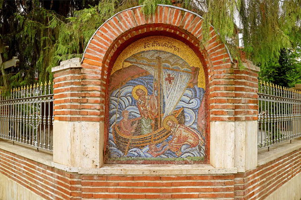 Gyönyörű mozaik Szent Miklós templom külső falán, a történelmi görög ortodox templom Batumi, Adjara régió Georgia - Fotó, kép